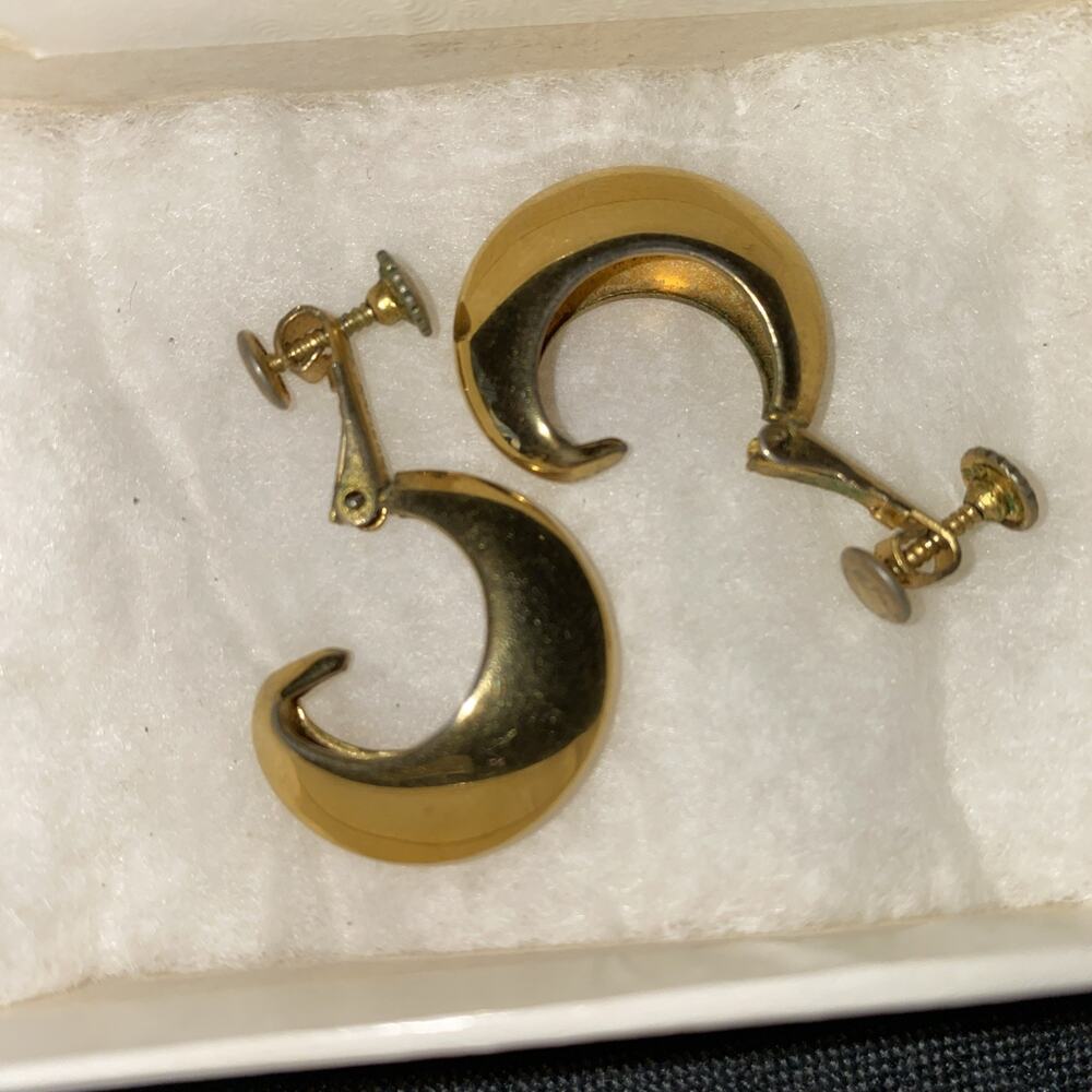 VINTAGE NAPIER‎ PUFFED GOLD TONE DOOR KNOCKER BEVELED EDGE PIERCED EARRINGS